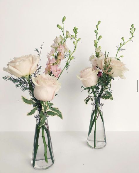 Small Vases With Flowers, Wedding Top Table, Floral Arch Wedding, Gala Ideas, Sprinkle Baby Shower, Memorial Flowers, Rose Arrangements, Victorian Wedding, Floral Designer