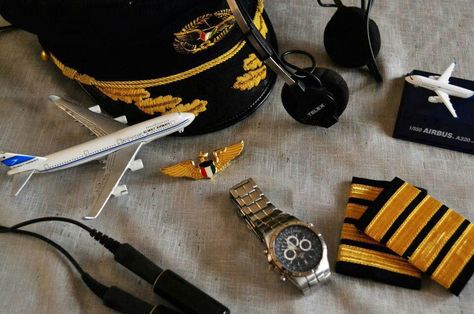 Cockpit gear Pilot Uniform Men, Cabin Crew Jobs, Pilot Career, Aviation Quotes, Aviation Education, Pilot Uniform, Student Pilot, Airplane Wallpaper, Pilots Aviation