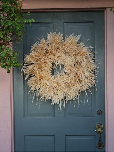 Straw Wreaths, Raffia Wreath, Corn Husk Wreath, Corn Husk Crafts, Diy Straw, Straw Wreath, Boho Wreath, Autumn Wreaths For Front Door, Easy Fall Crafts