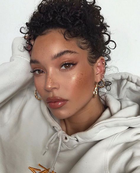 25 Insanely Gorgeous Makeup Looks To Try in 2020 #beauty #makeup #summer #dewy #natural #sunkissed #tan #glam Makeup Tip, Smink Inspiration, Neutral Makeup, Make Up Looks, Glowy Makeup, Longer Eyelashes, Natural Makeup Looks, Grunge Hair, Gorgeous Makeup