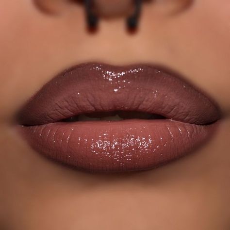 Purple Lip Liner Combo, Quince Lip Makeup, Lip Liner And Gloss Combo Latina, Lip Inspo Make Up, Brown Glossy Lips, Makeup Ideas Lips, Y2k Lips, Two Toned Lips, Lip Gloss Looks