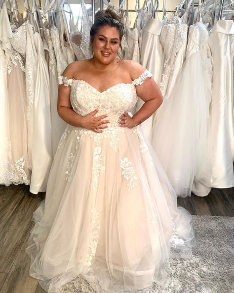 Plus Size Off the Shoulder Lace Wedding Dress Harlem by Maggie Sottero. Click to find this gown! . . . . #laceweddingdress #offtheshoulderweddingdress #ballgownweddingdress #plussizeweddingdress Wedding Gatsby, Fairytale Wedding Gown, Plus Size Off The Shoulder, Short Engagement, Purple Wedding Bouquets, Blush Gown, Ivory Gown, Plus Dress, Maggie Sottero Wedding Dresses