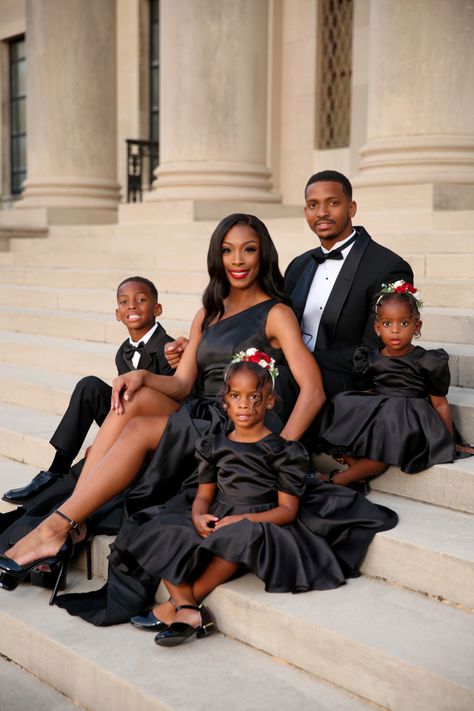 Family of five formal holiday photos Formal Christmas Pictures Family Black, Black Family Valentines Day Photoshoot, Black Family Christmas Photos, Family Photos Outside, Holiday Photos Outfits, Black Holiday Dress, Family Christmas Pictures Outfits, Family Holiday Pictures, Christmas Pictures Outfits