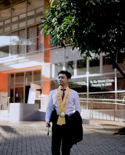 Graduation Pose Ideas Men, Style Wisuda, Wisuda Photoshoot, Graduate Ideas, Male Graduation, Graduation Pose, Outdoor Graduation, Boy Graduation, Graduation Photography Poses