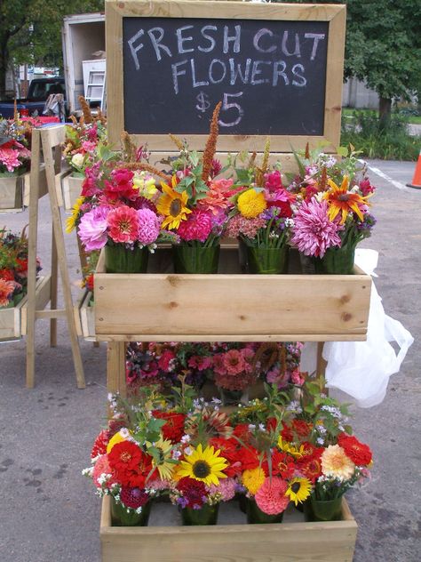 Farm Market Ideas, Farmers Market Stand, Farmers Market Flowers, Farmers Market Display, Cut Flower Farm, Flower Truck, Flowers For Sale, Flower Business, Flower Cart