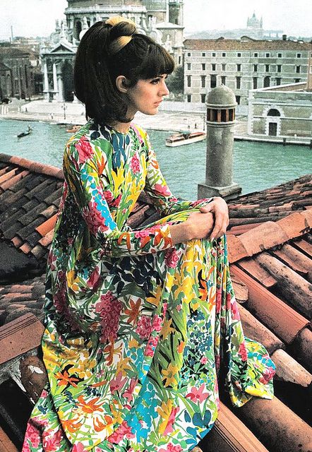 Multi-color floral print maxi dress, Italian Vogue, 1966. Photographed by David Bailey in Venice, Italy. Mundo Hippie, Italian Vogue, Style Année 60, Moda Floral, David Bailey, Fashion 1960s, Cecil Beaton, Swinging Sixties, Tim Walker