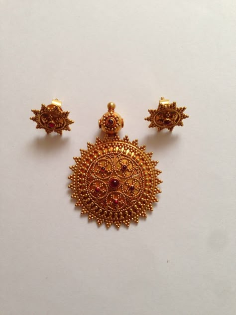 Antique Pendant 16 Pathakkam Designs, Indian Gold Jewelry, Gold Jhumka Earrings, Antique Necklaces Design, New Gold Jewellery Designs, Antique Gold Jewelry Indian, Modern Gold Jewelry, 22k Gold Jewelry, Gold Jewelry Simple Necklace