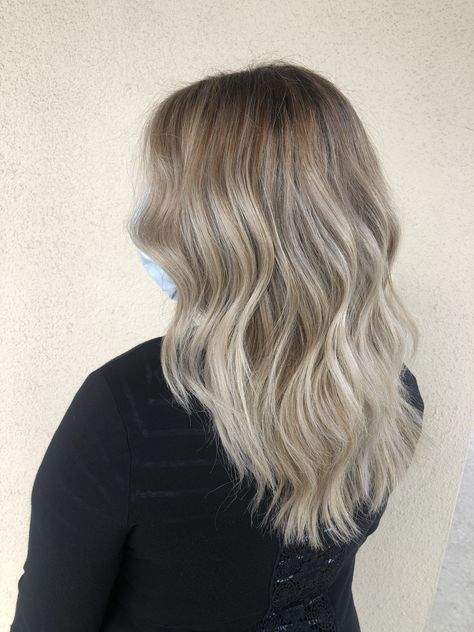 Dark Blonde To Light Blonde, Icey Blonde, Cool Blonde Hair Colour, Root Melt, Cool Blonde Hair, Blonde Roots, Edgy Nails, Cool Blonde, Platinum Hair