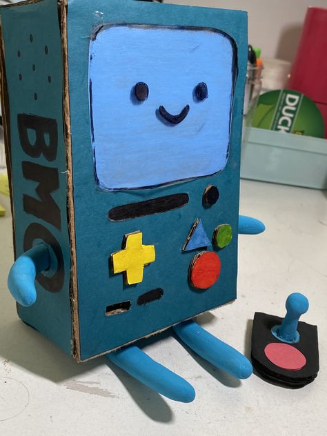 Bmo Adventure Time Clay, Adventure Time Props, Cardboard Art Easy, Adventure Time Diy Crafts, Cardboard Art Sculpture Easy, Adventure Time Decorations, Clay Bmo, Adventure Time Diy, Adventure Time Painting