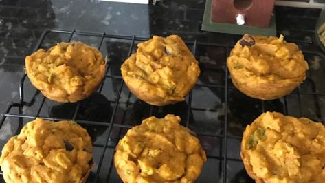 These easy muffins made with pumpkin, spinach, oats, and olive oil are great for toddlers and taste good enough to snack on yourself! Healthy Toddler Muffins, Pumpkin Spinach, Toddler Muffins, Spinach Muffins, Pumpkin Muffins Easy, Recipes Pumpkin, Toddler Recipes, Weaning Recipes, Protein Muffins