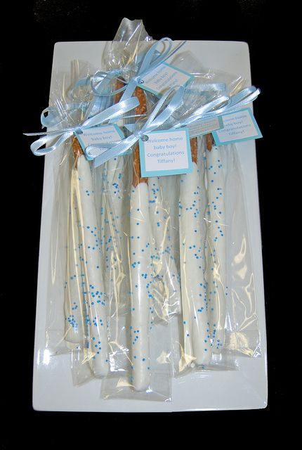 blue and white chocolate dipped pretzel baby shower favors by Simply Sweets, via Flickr Recuerdos Primera Comunion Ideas, Baby Shower Favors Diy, Chocolate Dipped Pretzels, Baby Boy Shower Favors, Trendy Baby Shower Ideas, Shower Bebe, Baby Shower Party Favors, Baby Shower Planning, Baby Shower Food