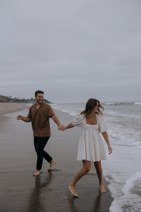 Couples Beach Outfits, Summer Couple Photoshoot Beach, Couples Beach Photoshoot Romantic, Couple Photo Shoot Outfits, Beach Photography Couples, Beach Photoshoot Outfits, Photoshoot Fits, Boyfriend Poses, Couples Photoshoot Beach