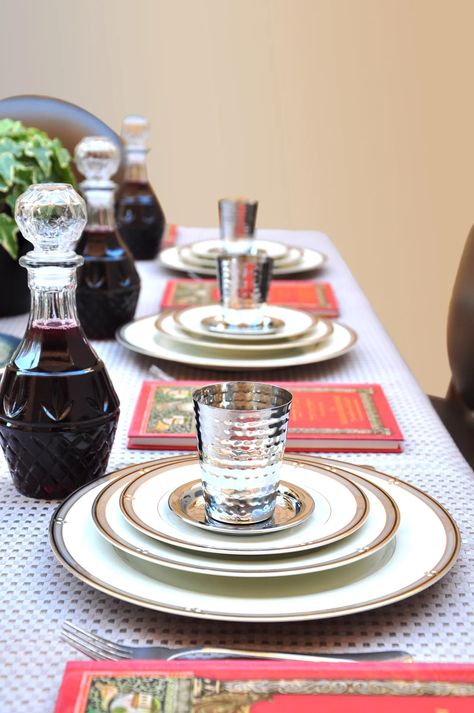 How To Decorate Your Passover Seder Table - Jamie Geller Passover Tablescapes, Pesach Crafts, Seder Dinner, Passover Ideas, Passover Table Setting, Passover Seder Table, Pesach Seder, Seder Table, Passover Table