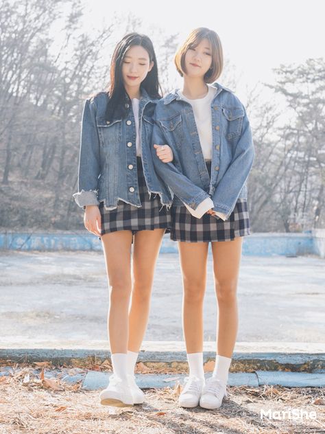 Official Korean Fashion : Korean Twin Look Fashion Twin Fashion, Korean Beauty Secrets, Girls In Mini Skirts, White Socks, Ulzzang Fashion, Status Video, Korea Fashion, Mode Inspo, 여자 패션