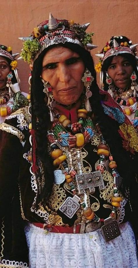 Moroccan Traditional Clothing, Moroccan Jewelry, African Traditional Dresses, We Are The World, Berber Women, World Cultures, Folk Costume, Interesting Faces, Traditional Clothing