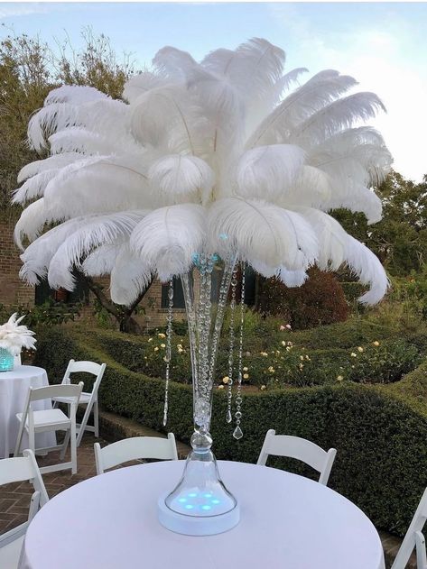 Feather Crafts Diy, Wedding Party Centerpieces, Tropical Floral Arrangements, Centerpiece Craft, White Wedding Decorations, Feather Centerpieces, Feather Diy, Table Centerpiece Decorations, Party Centerpiece