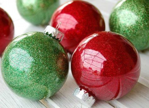 DIY Christmas Ornament - glitter filled ornaments - DIY Glass Ball Ornaments. DIY Holiday Ornaments, DIY Ornaments #christmastree #christmascrafts #ornaments #diyornaments #christmasdecorations #christmasdiy Make Christmas Ornaments, Clear Plastic Ornaments, Glitter Ornaments Diy, How To Make Glitter, Christmas Kindergarten, Clear Ornaments, Diy Glitter, Glitter Ornaments, Christmas Ornament Pattern