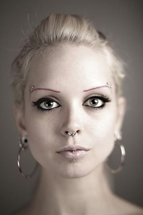 87 of the Most Amazing Eyebrow Piercing Designs You Will Ever Find Middle Lip Piercing, Lip Piercing Labret, Spiderbite Piercings, Types Of Eyebrows, Double Tongue Piercing, Double Cartilage Piercing, Septum Piercings, Medusa Piercing, Face Piercings