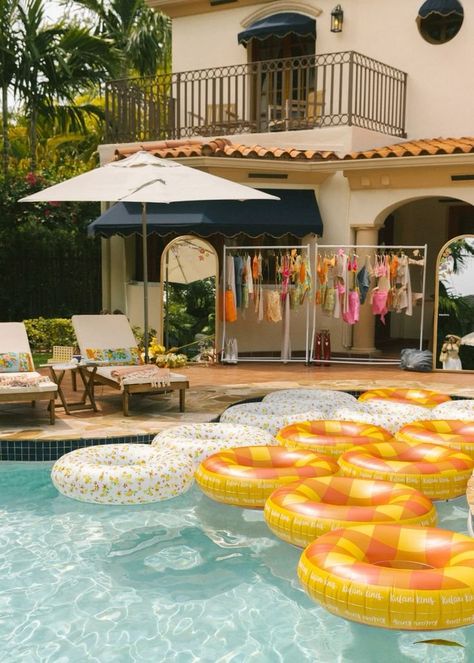 Italian Pool Party, Italian Pool, Pool Party Aesthetic, Aesthetic Birthday Party, Birthday Party Pool, Launch Event Ideas, Pool Party Adults, Foodie Wedding, Diy Dinner