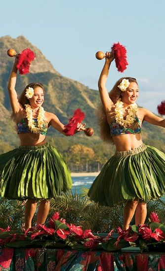 Hula dancing is always full of life with the vibrant colors of the costumes and assorted greenery around. Oahu Luau, Polynesian Dance, Hawaii Hula, Hawaiian Dancers, Hula Dance, Hula Dancers, Hawaiian Art, Hawaiian Culture, Polynesian Culture