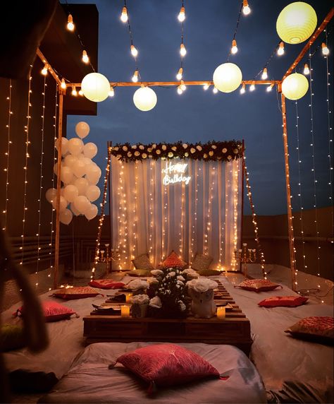 Birthday Celebration Rooftop Birthday Decor, Anniversary Decoration Ideas Outdoor, Balcony Party Ideas, Terrace Decoration Ideas For Party, Terrace Lighting Ideas, Terrace Birthday Decoration, Aesthetic Birthday Celebration, 18th Birthday Celebration Ideas, 25th Birthday Ideas For Him