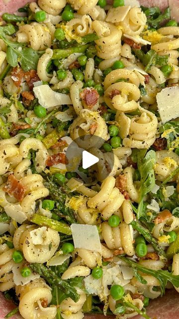 casey cheek on Instagram: "spring pasta salad 🌷a lemony, herby pasta salad with asparagus, peas, arugala, bacon & parmesan. It’s tossed in a pesto vinaigrette and makes for the perfect spring dinner recipe!

Ingredients:
12 oz trottole pasta, cooked
1 bunch asparagus
1 cup frozen peas
8 pieces bacon, cooked and crumbled
1/2 cup parmesan flakes
1 lemon, zested
2 tbsp fresh thyme
1/2 cup pesto
2 tbsp white wine vinegar
1 tbsp olive oil
1/2 lemon juiced
1 tsp honey
1/4 tsp salt
1/2 tsp cracked black pepper 

Directions:
1. Cook the bacon until crispy and crumble when cooled. Save 1/4 cup of the bacon grease to cook the asparagus. 
2. Cook the chopped asparagus in the bacon grease and season with salt, pepper, and 1/2 tsp garlic powder. 
3. Boil the frozen peas in salted water for 5 minutes a Trottole Pasta Recipes, Asparagus Pasta Salad, Spring Pasta Salad, Pesto Vinaigrette, Spring Recipes Dinner, Spring Pasta, Cajun Pasta, Spring Dinner, Soft Food