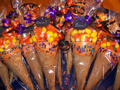 Cute for preschool Halloween parties Halloween Cones, Kindergarten Halloween Party, Preschool Halloween Party, Cone Ideas, Class Snacks, Dulceros Halloween, Halloween School Treats, Candy Cone, Halloween Class Party