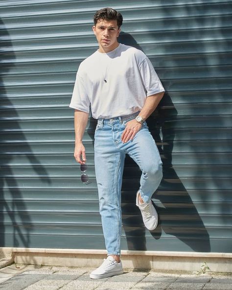 Cropped Jeans Men Outfit, White Tee Outfit Mens, Light Blue Outfit Men, Streetstyle Outfit Men, Cropped Jeans Men, Look 80s, Jeans Outfit Men, Mens Summer Outfits, Mens Casual Outfits Summer