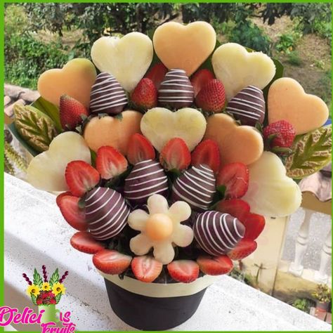 Dipped Fruit Arrangements, Fruits Arrangements Ideas, Homemade Edible Arrangements, Edible Arrangements Birthday, Edible Arrangements Diy, Fruit Bouquet Ideas, Edible Fruit Arrangements, Fruit Cake Design, Fruit Bouquet