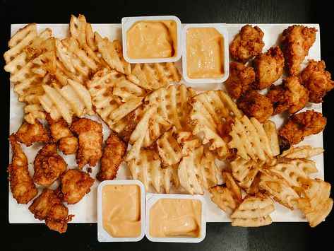 Chik Fil A Charcuterie, Charcuterie Board Chicken Nuggets, Chickfila Platter, Chic Fil A Charcuterie Board, Chick Fil A Charcuterie Board Ideas, Chickfila Board, Chickfila Charcuterie Board, Chick Fil A Charcuterie Board, Chickfila Catering