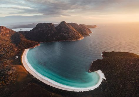 This elegantly curved beach is one of many beautiful sights in Freycinet National Park, on Tasmania’s east coast. Tasmania Road Trip, Piscina Natural, Tasmania Australia, Sky Sunset, Destination Voyage, Beautiful Sights, White Sand, Pretty Places, Tasmania