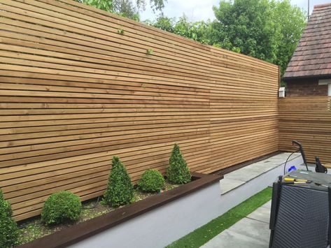 Contemporary Garden Fencing, Venetian Fence Panels, Slatted Garden Fence, Slatted Fence Ideas, Contemporary Fence Design, Modern Garden Fence, Slat Gate, Venetian Fence, Contemporary Fence