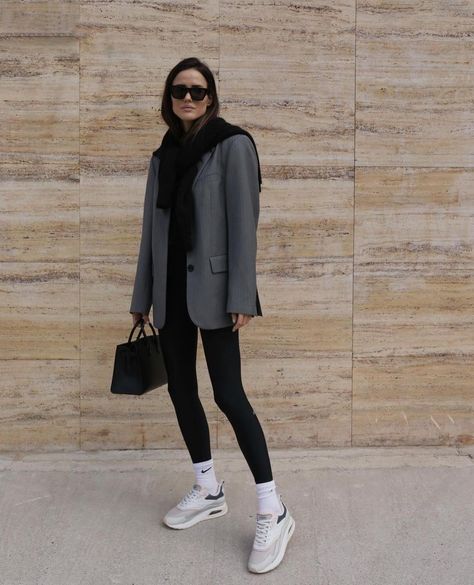 Sporty Office Outfit, Beige Jacket Outfit, Casual Elegant Outfits, Bright Leggings, Five Jeans, Jacket Outfit Women, Sport Chic Style, Trending Ideas, Monochrome Outfit