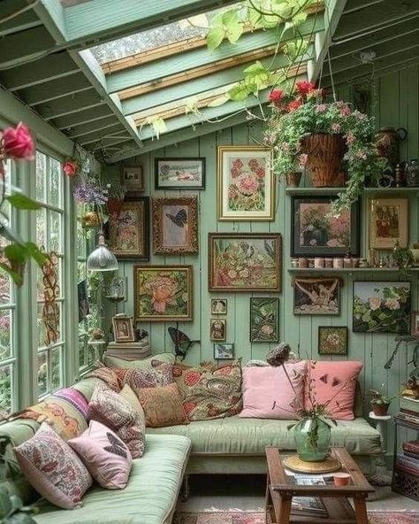 Muskoka Room, Casa Vintage, Dream Room Inspiration, Dream House Interior, House Room, Bohemian Rhapsody, Wall Ideas, Boho Vintage, Cozy Corner