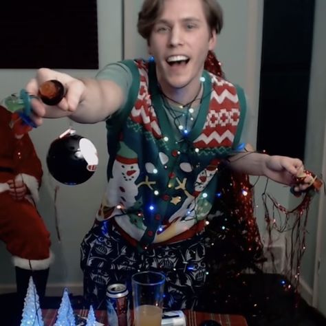 jerma- decorating a tree [with santa] Jerma Backgrounds, Sparkle On Its Christmas Jerma, Jerma Pfp, Jerma Art, Jerma985 Dollhouse, Jerma Funny Face, Jerma Funny, Jerma Reaction Photos, Cursed Jerma