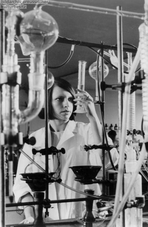 Woman Scientist Aesthetic, Scientist Photography, Female Scientist Aesthetic, Women In Stem Aesthetic, Lady Scientist, Scientist Aesthetic, Woman Scientist, Grunge Pictures, Women Scientists