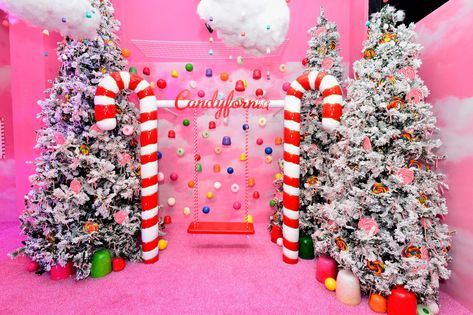 Candyland Holiday Party, Christmas Experiential Marketing, Christmas Popup Store, Christmas Selfie Station, Christmas Content, Holiday Photo Booth, Christmas Booth, Christmas Photo Booth, Christmas Props