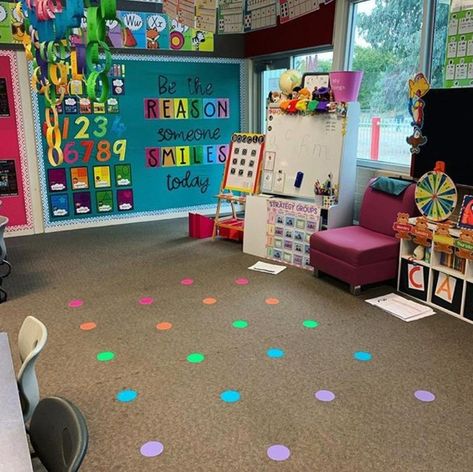 This Sit Spot tip from @missmays.moments is genius! Instead of lining up the spots in rows, stagger them so that kids can see better.⁣⁣Two words: Mind. Blown.😆  ⁣⁣#sitspot #teachersfollowteachers #teacherhack #iteachk #iteachkinder ⁣#teachersofinstagram #teacherhacks #teachersfollowteachers #kindergartenteacher #firstgrade #firstgradeteacher Sit Spots, Diy Classroom Decorations, Preschool Classroom Decor, Arts Integration, Lining Up, 2nd Grade Classroom, Diy Classroom, First Grade Teachers, Circle Time