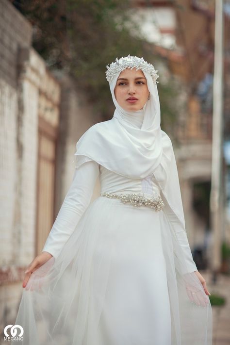 Hijab Bride Veil, Wedding Dress Muslimah, Mastani Dress, Tull Dress, Muslim Wedding Dress Hijab Bride, Hijab Brides, Bridal Hijab Styles, Wedding Hijab Styles, Asian Bridal Wear