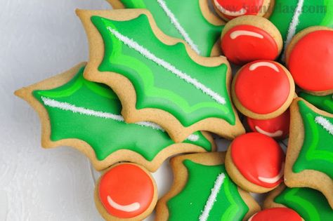 Guest Post: Christmas Holly Cookie Tray by Haniela’s Christmas Cookie Wreath Decorating Ideas, Christmas Wreath Sugar Cookies Decorated, Holly Cookies Decorated, Holly Leaf Cookies Decorated, Holly Decorated Cookies, Christmas Dessert Table, Wreath Cookies, Leaf Cookies, Winter Cookie