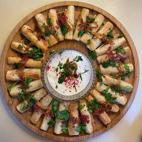 Hummus Presentation Ideas, Halal Charcuterie Board, Catering Food Displays, Ramadan Food, Amazing Food Platters, Food Set Up, Syrian Food, Dining Table Ideas, Serving Ideas