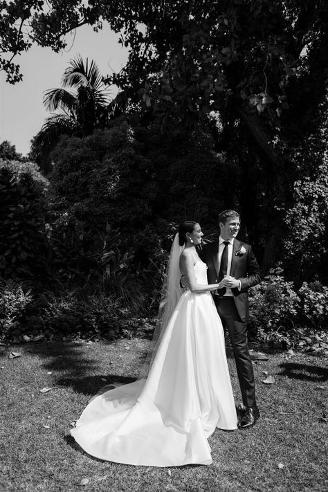 Wedding Portraits Bride And Groom, Wedding Photos Ceremony, Wedding Photography Outdoor, Mariana Hardwick, Rose Gown, Wedding Picture Poses, Beautiful Wedding Photography, Wedding Photography Styles, Wedding Photos Poses