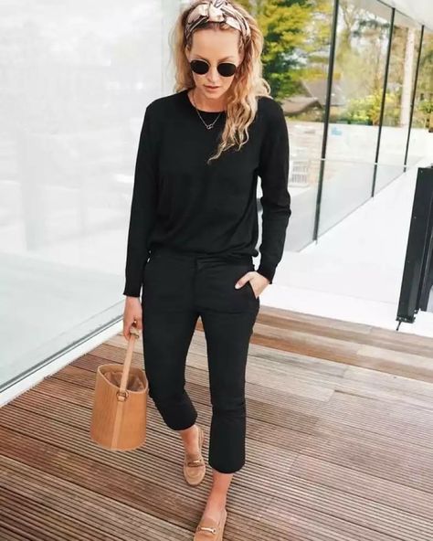 All Black Outfits For Women, Minimalist Moda, Minimalistic Outfits, Skirt Diy, Woman In Black, Summer Work Outfits, Mode Casual, Looks Black, All Black Outfit