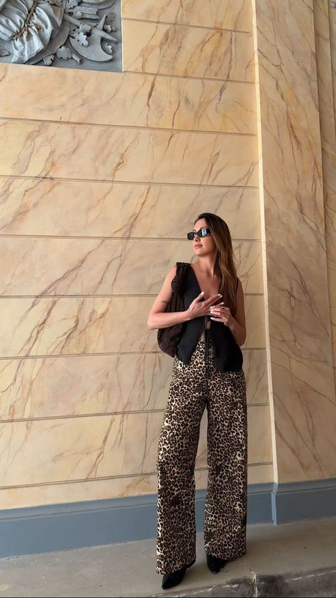 Agnieszka Jelonek | First breakfast !! Finally 🤎 #coffeefirst #theodderside #theoddersidegirl #love #babyblue #leatherjacket #brownleatherjacket #brownhair… | Instagram Fashion Night Outfit, Paris Outfits 2024, Leopard Print Outfit Ideas, Night Look Outfits, Cute Spring Outfits Aesthetic, Pantalon Outfit, Outfit Animal Print, Look Animal Print, Breakfast Outfit