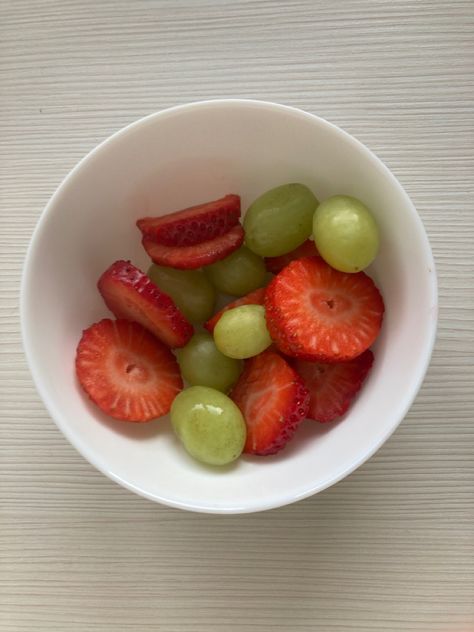 Strawberries, grapes, meal, snack, ed Food Calories List, Healthy Lunch Snacks, Healthy Food Inspiration, Low Cal Recipes, Healthy Food Dishes, Healthy Food Motivation, Small Meals, Food Inspo, Wholesome Food