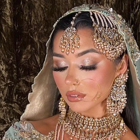 Ravele Nisa on Instagram: "Glowy Soft Walima Glam 💕 ~ loved this look   outfit @lavelledesignhouse   jewels @aneesmalik_jewellery   muse @francescabayyy   #bridalmakeup #walimabride #hairandmakeupartist #softglowingskin #softglam" Nikkah Jewellery Ideas, Simple Indian Bridal Makeup, Walima Makeup Looks, Walima Bride Makeup, Nikah Makeup Look, Nikkah Makeup Looks, Desi Wedding Makeup, Desi Bride Makeup, Valima Makeup