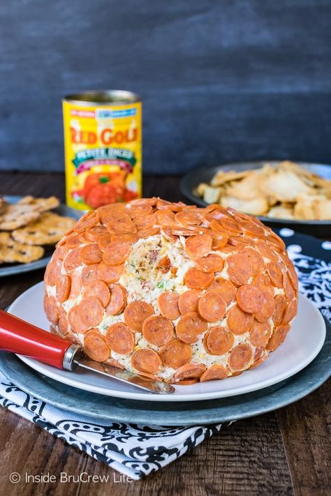 Loaded Pizza Cheese Ball - pizza toppings mixed with four kinds of cheese makes an awesome appetizer. Great recipe for game day parties! Pizza Cheese Ball, Pepperoni Cheese Ball, Party Snacks Cold, Snacky Foods, Cold Appetizers Easy, Fingerfood Baby, Cold Finger Foods, Pizza Cheese, Football Parties