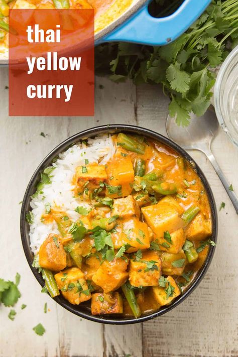 Vegan Yellow Curry, Curry With Potatoes, Yellow Curry Recipe, Thai Yellow Curry, Potatoes Green Beans, Curry Recipes Vegetarian, Vegan Curry Recipes, Tofu Curry, Dinner Vegan