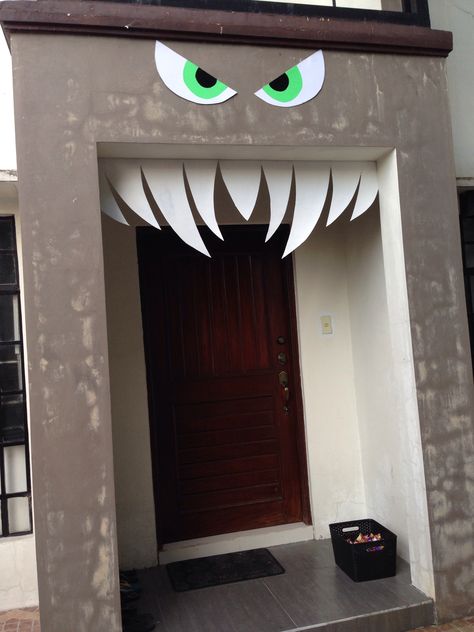 Halloween Monster Doors, Yard Monsters, Porta Halloween, Monster Door, Decoracion Halloween, Halloween Fireplace, Fireplace Diy, Monster Mouth, Diy Monsters