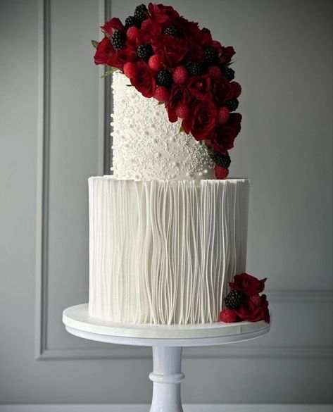 Red Velvet Cake Wedding Design, Nutella Birthday Cake, Classy Wedding Cakes, Shaadi Decor, Blue Magnolia, Cupcake Cake Designs, Dream Wedding Decorations, Dream Wedding Cake, Red Cake